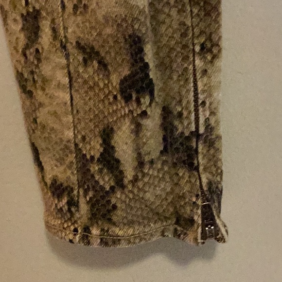 Ralph Lauren Denim jeans snake skin pattern 29” waist. Zippers at ankles - Picture 7 of 10
